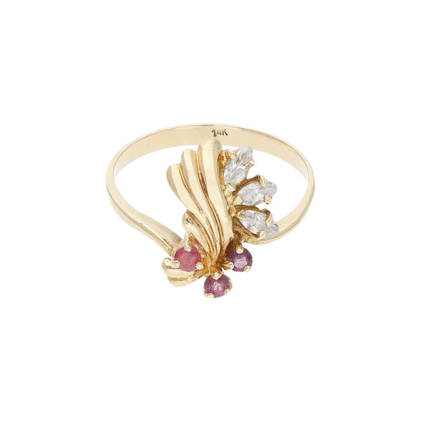 Anillo diseño especial con sintéticos en oro amarillo 14 kilates.
