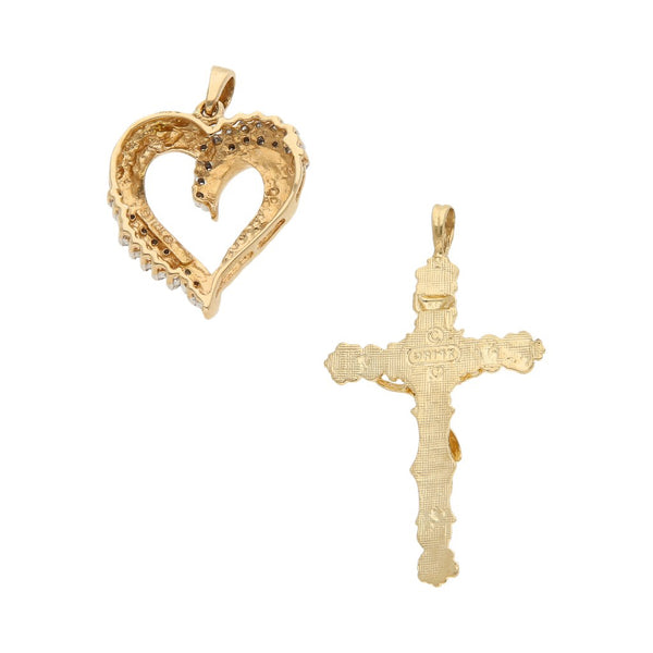 Dije diseño especial con diamantes motivo corazón y crucifijo labrado en oro amarillo 14 kilates.