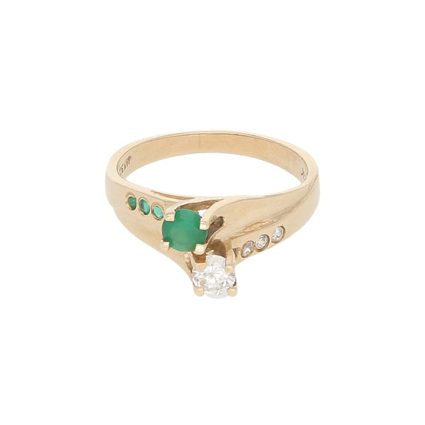 Anillo diseño especial con sintéticos en oro amarillo 14 kilates.
