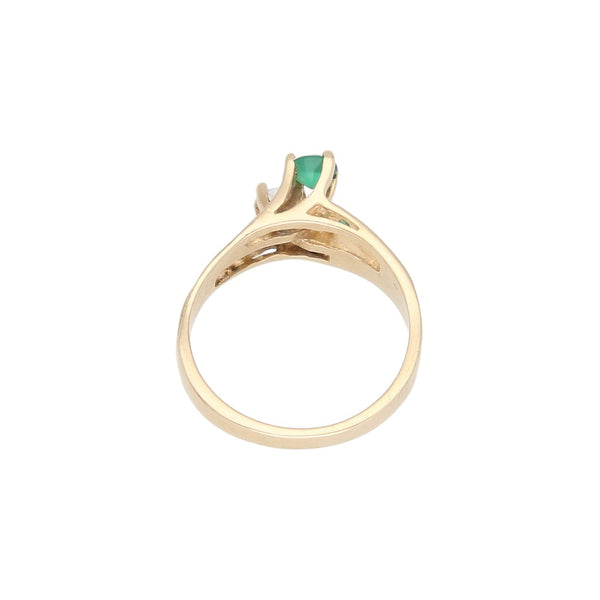 Anillo diseño especial con sintéticos en oro amarillo 14 kilates.