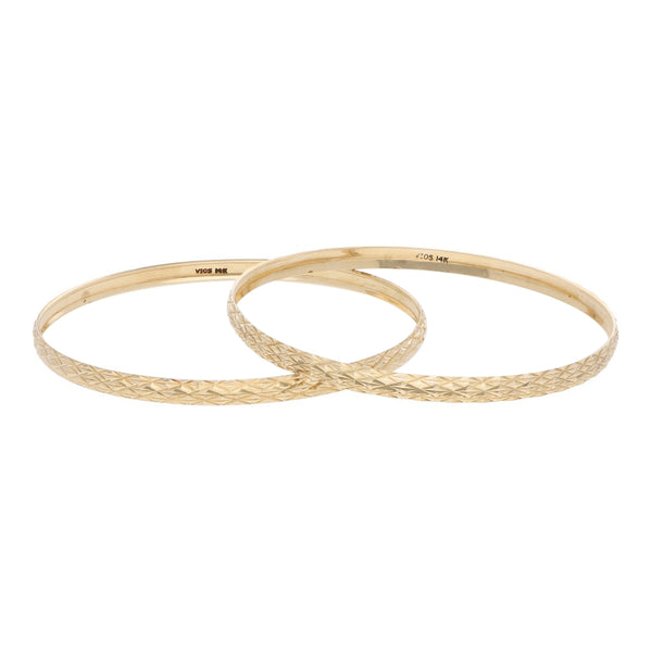 Dos pulseras de arillo facetadas en oro amarillo 14 kilates.