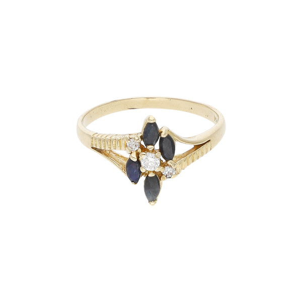Anillo diseño especial con sintéticos en oro amarillo 14 kilates.