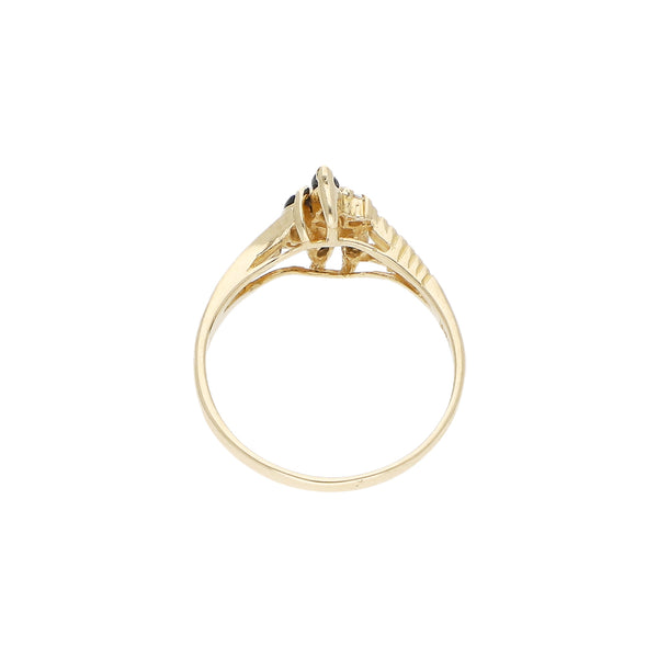 Anillo diseño especial con sintéticos en oro amarillo 14 kilates.