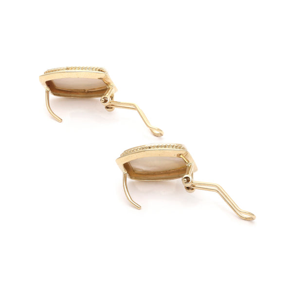Juego de anillo y aretes diseño especial con perla en oro amarillo 14 kilates.