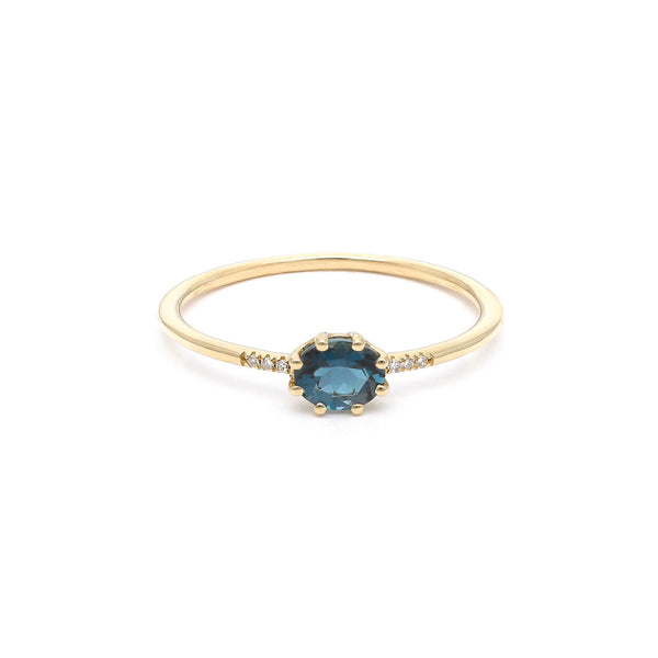 Anillo diseño especial con diamantes y zafiro en oro amarillo 14 kilates.
