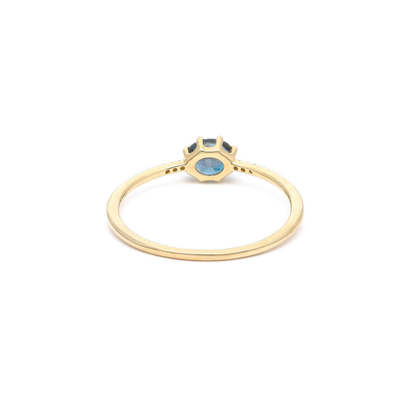 Anillo diseño especial con diamantes y zafiro en oro amarillo 14 kilates.