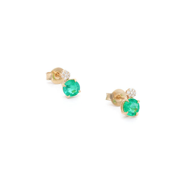 Aretes diseño especial con diamantes y esmeralda en oro amarillo 14 kilates.