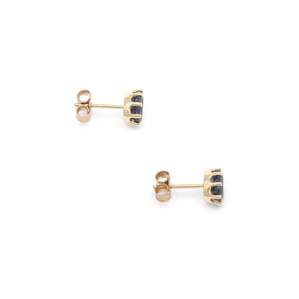 Aretes diseño especial con zafiro en oro amarillo 14 kilates.