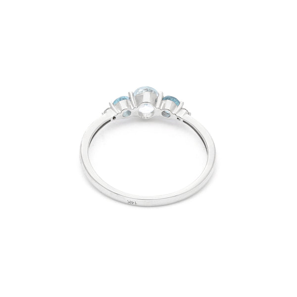 Anillo diseño especial con circonias y topacios en oro blanco 14 kilates.