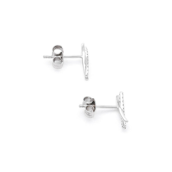 Aretes estilizados con diamantes en oro blanco 14 kilates.