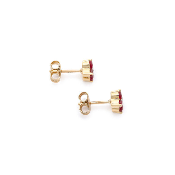 Aretes diseño especial con diamantes y rubíes en oro amarillo 14 kilates.