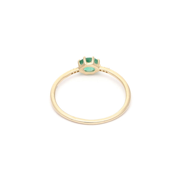Anillo diseño especial con diamantes y esmeralda en oro amarillo 14 kilates.