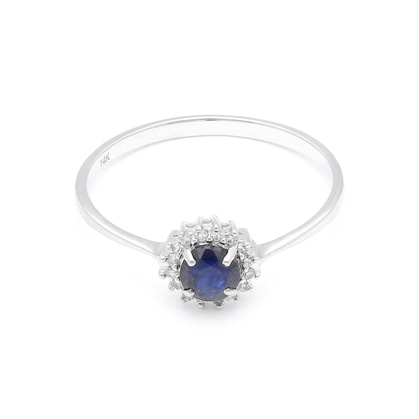 Anillo diseño especial con diamantes y zafiro en oro blanco 14 kilates.
