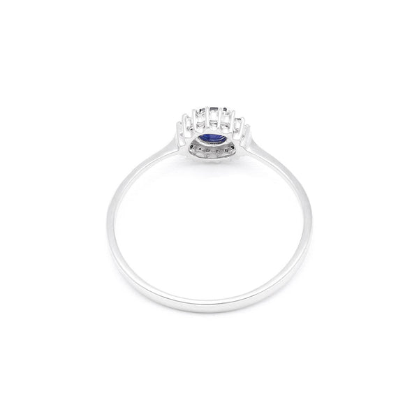 Anillo diseño especial con diamantes y zafiro en oro blanco 14 kilates.