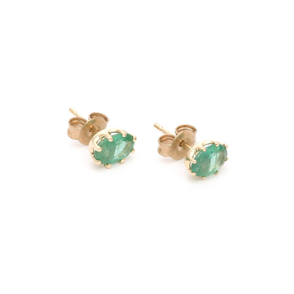 Aretes diseño especial con esmeralda en oro amarillo 14 kilates.