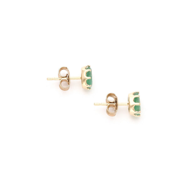Aretes diseño especial con esmeralda en oro amarillo 14 kilates.