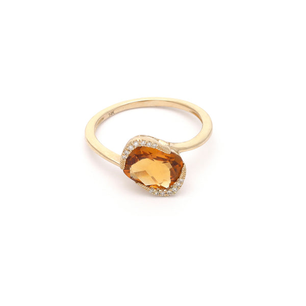 Anillo estilizado con diamantes y citrina en oro amarillo 14 kilates.