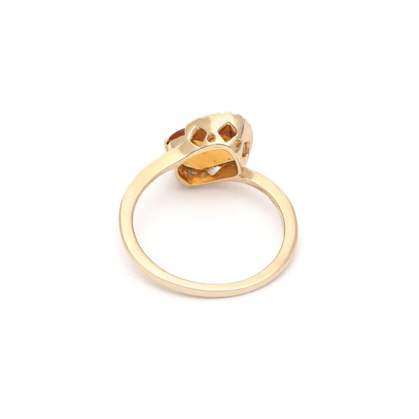 Anillo estilizado con diamantes y citrina en oro amarillo 14 kilates.