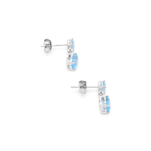 Aretes diseño especial con diamantes y topacios en oro blanco 14 kilates.