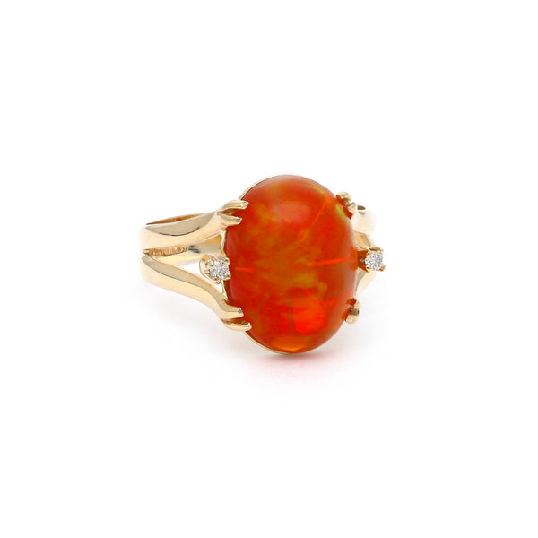 Anillo diseño especial con diamantes y ópalo en oro amarillo 14 kilates.
