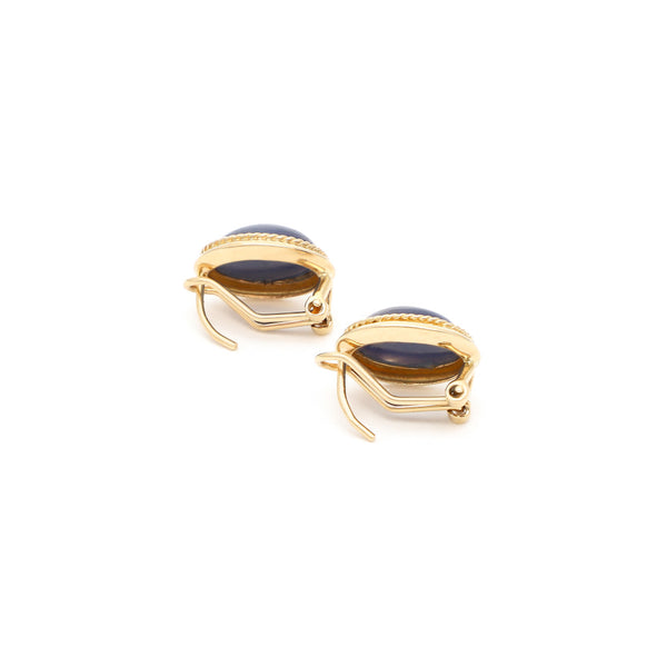 Aretes diseño especial con zafiro estrella en oro amarillo 14 kilates.