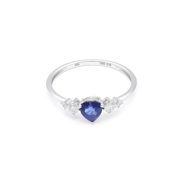 Anillo diseño especial con diamantes y zafiro en oro blanco 14 kilates.