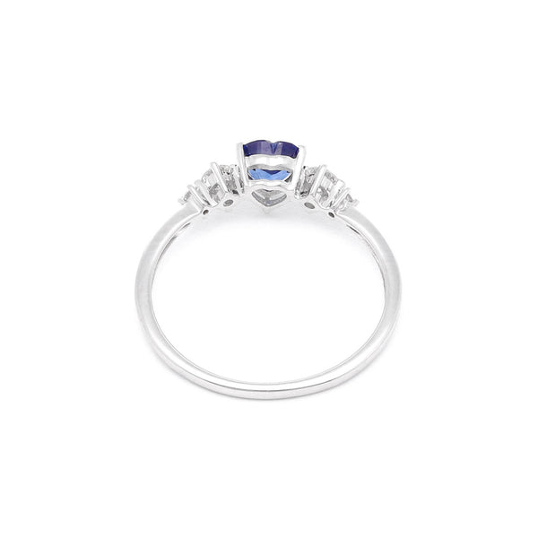Anillo diseño especial con diamantes y zafiro en oro blanco 14 kilates.