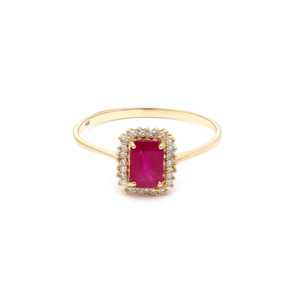 Anillo diseño especial con diamantes y rubí en oro amarillo 14 kilates.