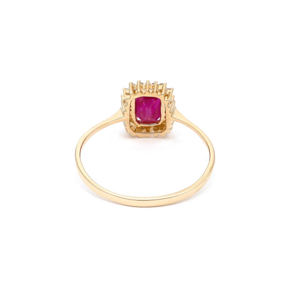 Anillo diseño especial con diamantes y rubí en oro amarillo 14 kilates.