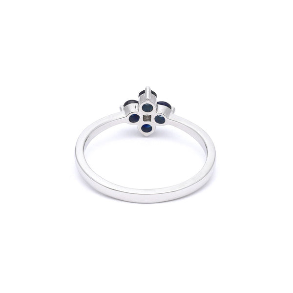 Anillo diseño especial con diamantes y zafiro en oro blanco 14 kilates.