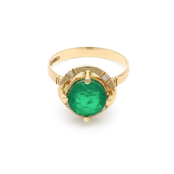 Anillo diseño especial con diamantes y esmeralda en oro amarillo 14 kilates.