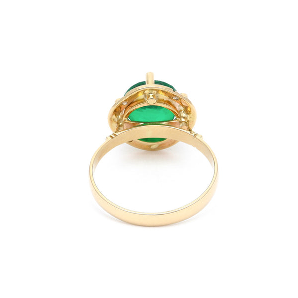 Anillo diseño especial con diamantes y esmeralda en oro amarillo 14 kilates.