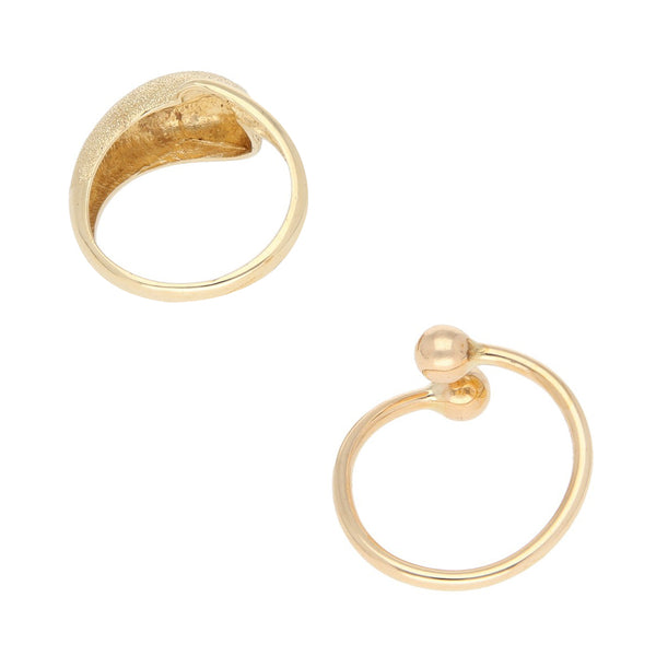 Dos anillos diseño especial en oro amarillo 14 kilates.