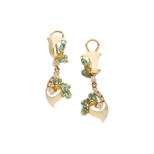 Aretes estilizados con sintéticos en oro amarillo 14 kilates.