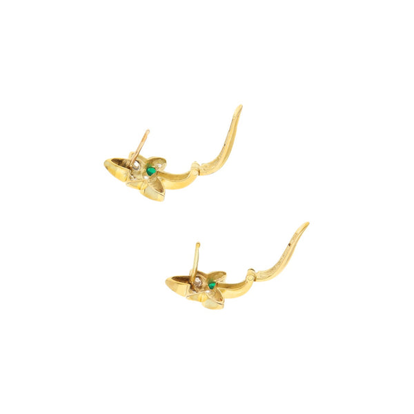 Aretes diseño especial motivo flor con sintéticos en oro amarillo 14 kilates.