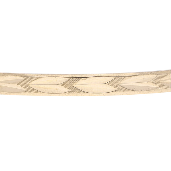 Pulsera de arillo labrada en oro amarillo 14 kilates.