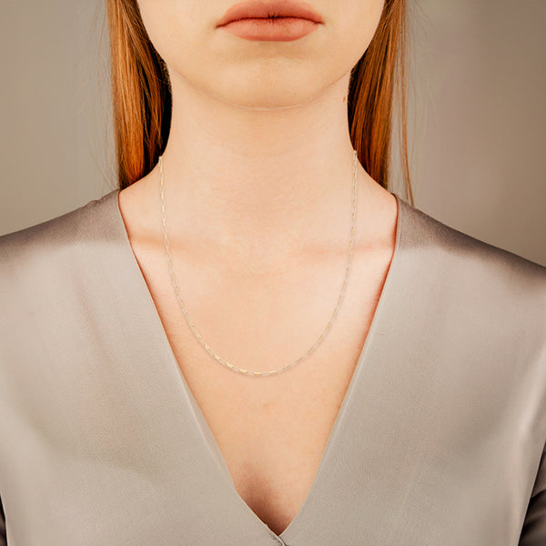 Collar eslabón cruzado en oro amarillo 14 kilates.
