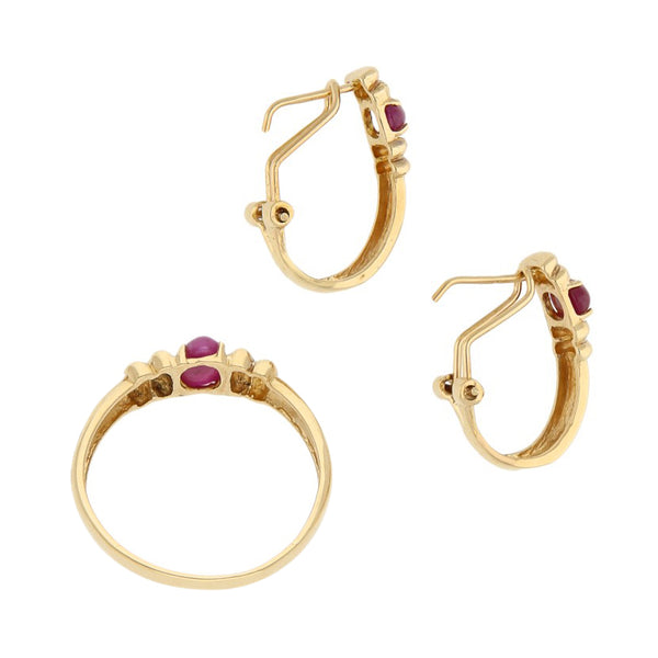 Juego de aretes y anillo diseño especial con rubíes en oro amarillo de 14 kilates.