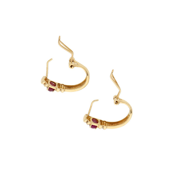 Juego de aretes y anillo diseño especial con rubíes en oro amarillo de 14 kilates.