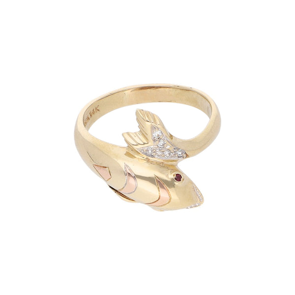 Anillo diseño especial motivo pez con sintéticos en oro dos tonos.
