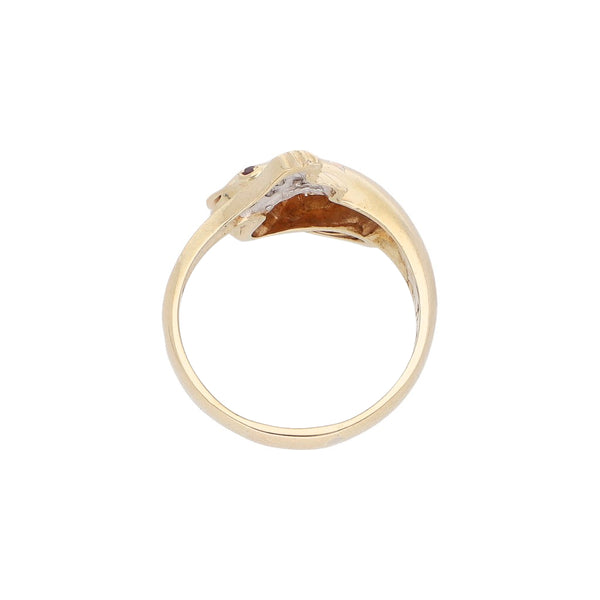 Anillo diseño especial motivo pez con sintéticos en oro dos tonos.