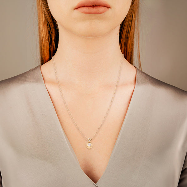 Collar eslabón encontrado con dije diseño especial con sintéticos en oro amarillo 14 kilates.