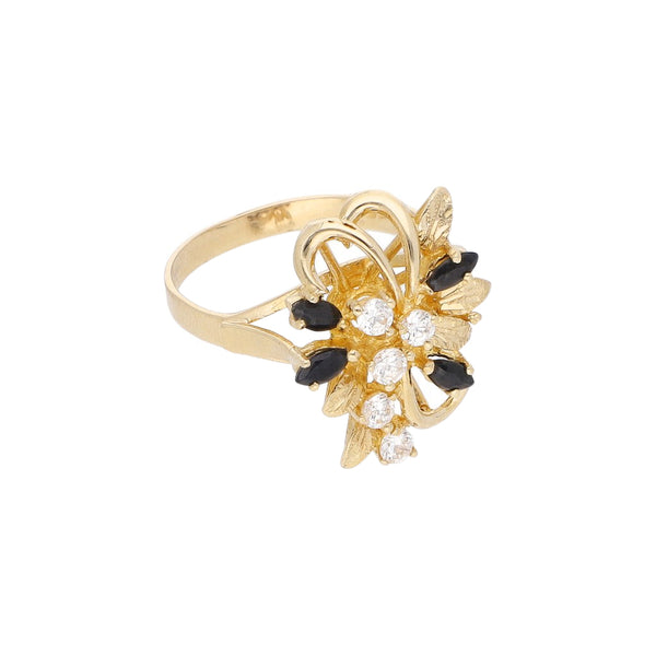 Anillo diseño especial con sintéticos en oro amarillo 14 kilates.