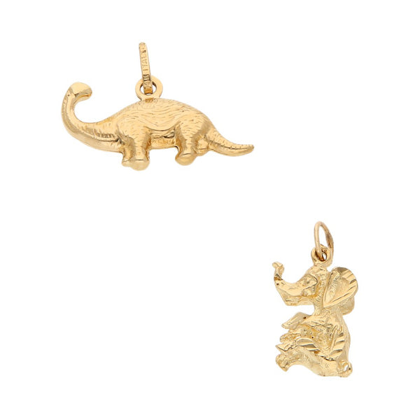 Dos dijes diseño especial motivo elefante y dinosaurio en oro amarillo 14 kilates.
