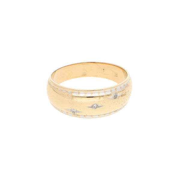 Anillo facetado con diamantes en oro amarillo 14 kilates.