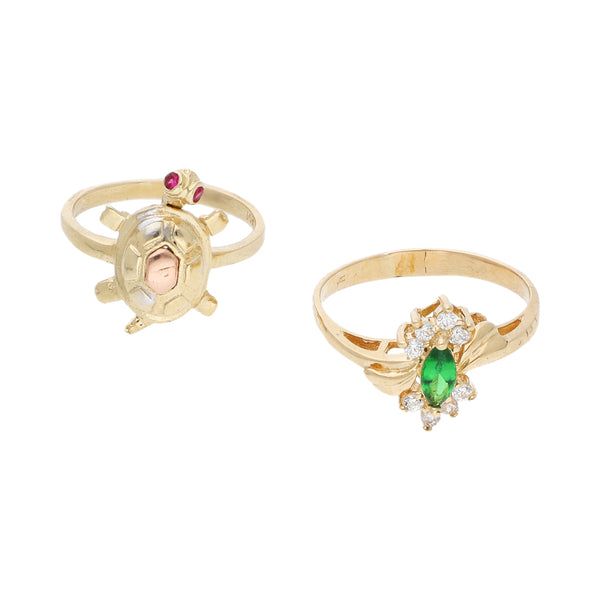 Anillo diseño especial con sintéticos en oro amarillo 14 kilates y anillo diseño especial motivo tortuga con sintéticos en oro dos tonos 12 kilates.