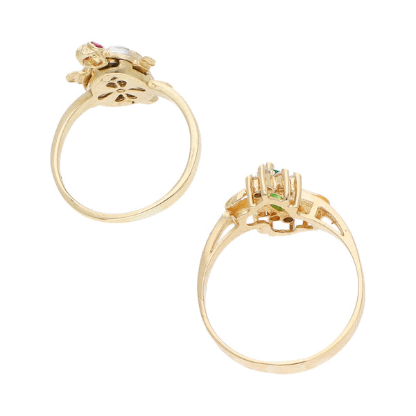 Anillo diseño especial con sintéticos en oro amarillo 14 kilates y anillo diseño especial motivo tortuga con sintéticos en oro dos tonos 12 kilates.