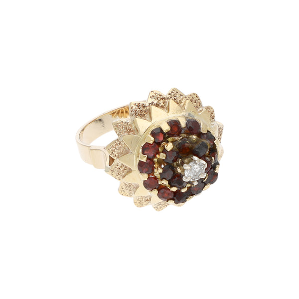 Anillo diseño especial con diamante y granates en oro amarillo 14 kilates.