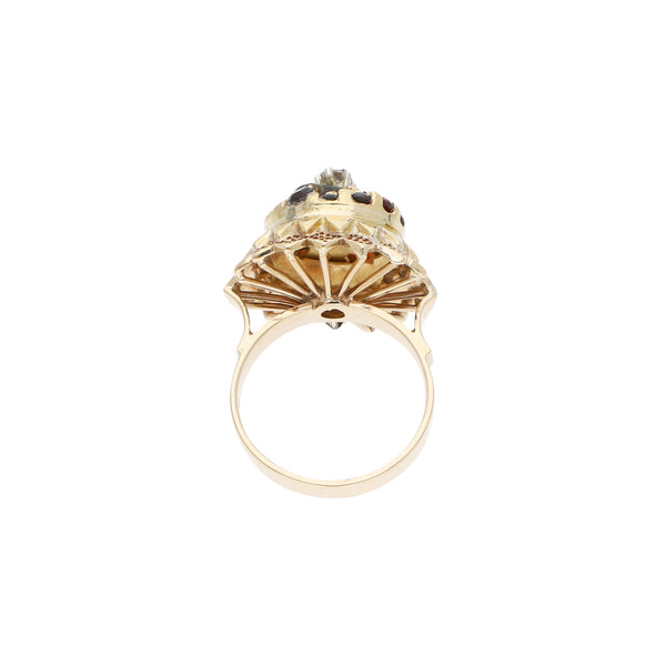 Anillo diseño especial con diamante y granates en oro amarillo 14 kilates.