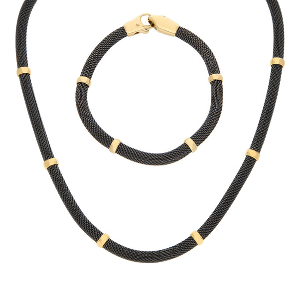 Juego de gargantilla y pulsera eslabón tejido en acero con aplicaciones, casquillo y broche en oro amarillo 18 kilates.